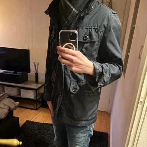 Jacka  - Tja, säljer min jacka då jag inte använder den. Passar storlek M. Skriv vid frågor eller mer bilder. 