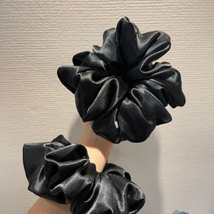 XXL- Satin Black Scrunchies 1st - Mått diameter: ~20 cm(XXL) Material: Polyester Instagram: sol_scrunchies