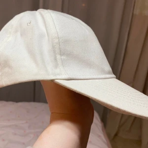 Nyskick keps (reglerbar) -  Använts bara en gång  Av bomull  Rök- och djurfritt hem