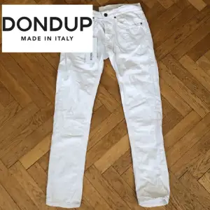 Säljer även dessa vita jeans ifrån dondup. Tag finns kvar! De är i storlek 29 och i modellen George.   Skicket är mycket bra, uppskattar 8,5/10.  Hör av er vid frågor! /Ivar