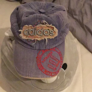 Adidas denimkeps - Wow hörni vilken keps! Passar stora ovh små huvuden