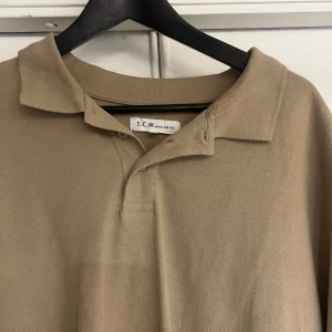 Beige Piké  - Beige piké. Inga defekter alls. Skriv för fler bilder o kan möjligen mötas upp i Gbg Mvh Liam