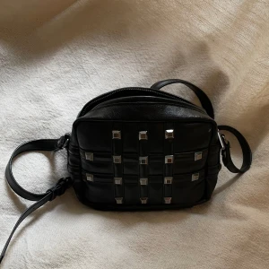 Väska  - Säljer denna axelremsväska från zara. Den är knappt använd och i nyskick! Hör av dig vid frågor! 💓