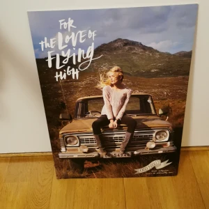 Poster - Odd Molly poster. Den kan stå upp själv. 