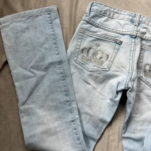 Lågmidjade jeans  - Innerbenslängd:77 midjemått:36. Vill du köpa trycker du på köp nu, jag postar inom 24h
