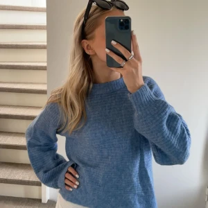 Stickad tröja  - Helt oanvänd blå stickad tröja från ICHI💙köppt för 899kr🩵storlek S