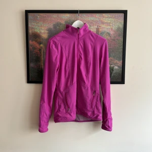 Träningströja  - Lila träningströja från ADIDAS med dragkedja i storlek M. 🌸