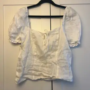 En jättesöt blus av linne från H&M. Aldrig använd❤️