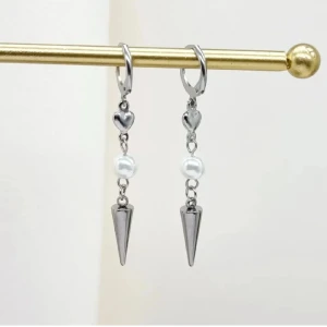 Handgjorda örhängen  - Handgjorda örhängen●Material-pärlor  och 100% rostfritt stål ●Örhängeskrokar -rostfritt stål. Nickel fri. Längd -5,5cm.  Vattentåliga, ändrar inte färgen! Köp för 1st-50kr eller 90kr/paret