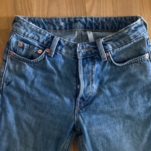 Lågmidjade Weekday jeans  - Jag säljer ett par blå lågmidjade jeans från weekday. Säljer för 200 kronor, använt några gånger. Pris kan diskuteras. Skriv för fler bilder eller frågor ❤️