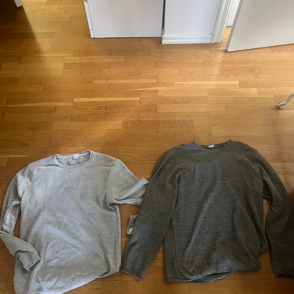 Två väldigt fina stickade tröjor i storlek L. Säljer två fina DeFacto tröjor. Den ljusa har en lös tråd annars är båda väldigt fina.  Bara skriva om båda vill has eller ens. . Stickat.