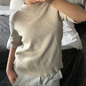 Stickad tröja - Säljer denna stickade tröjan från Vila. Storlek XL men passar mig som annars bär M. 