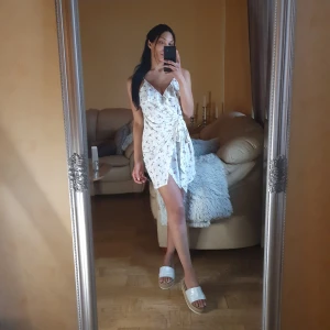 Klänning  - HELT NY! Klänning från Nelly, beställde 3st olika klänningar in för ett dop och den här är tyvärr för stor för mig nu. Nypris 399:- 🌸🐑  95% Polyester & 5% Elastan.  Jag är 173cm (xs) Alltid nytvättat innan utskick 