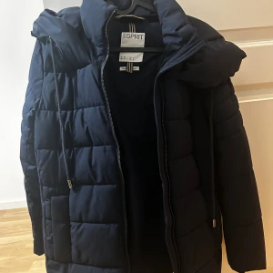 Mörkblå jacka - Jättefin mörkblå jacka som är vattentät. Den är jätte mysig och sitter perfekt. Storlek S.