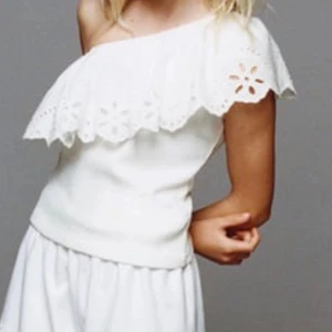 Volangtopp💕 - Vit volang topp med en ärm. Använd 1 gång❣️