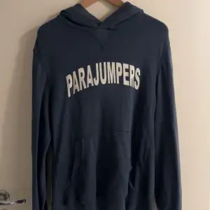 Hej jag säljer min fina Parajumper hoodie i storleken m och i färgen blå, köpte den för 1000-2000 nånstans där i mellan, används Inte längre då den hänger i garderoben bara. 