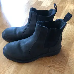 Fodrade Chelsea boots. Dr. Martens Leonore. Mycket sparsamt använda, men har ett några märkten i skinnet (se bild). 