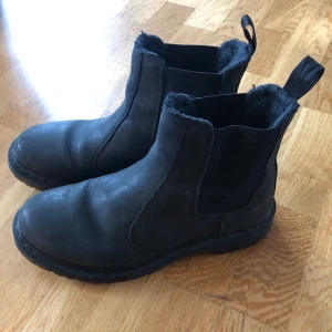 Chelsea boots, Dr. Martens Leonore - Fodrade Chelsea boots. Dr. Martens Leonore. Mycket sparsamt använda, men har ett några märkten i skinnet (se bild). 