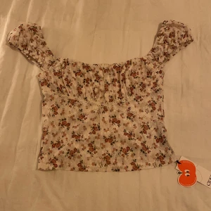 Topp - SUPERSÖT topp till sommaren. Dåligt ljus på bilderna men den är iaf vit, inte gul. Helt oanvänd!!💘