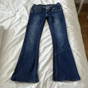 Lågmidjade bootcut jeans  - HELT PERFEKTA!! 😍 Midja: 72cm o innerben: 80cm 