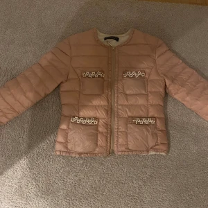 ROSA JACKA  - Detta är en super fin och tun vår/sommar jacka som är rosa med lite fina detaljer och den är ifrån T W I N S E T  Simona barbieri 