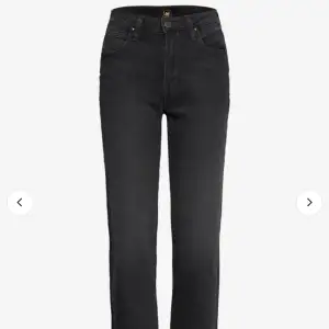 Säljer dessa Lee jeans /straight leg short, modell /CAROL. De är för små och är därför jag säljer de. Använd ett par gånger🌸.