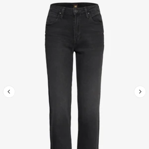 Lee jeans Carol - Säljer dessa Lee jeans /straight leg short, modell /CAROL. De är för små och är därför jag säljer de. Använd ett par gånger🌸.