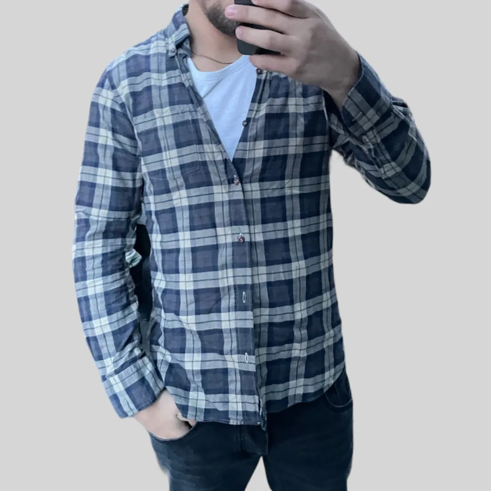 Säljer flanell overshirt/flannel skjorta i från Massimodutti Vid frågor och funderingar skriv!. Skjortor.