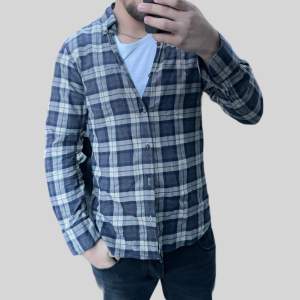 Säljer flanell overshirt/flannel skjorta i från Massimodutti Vid frågor och funderingar skriv!