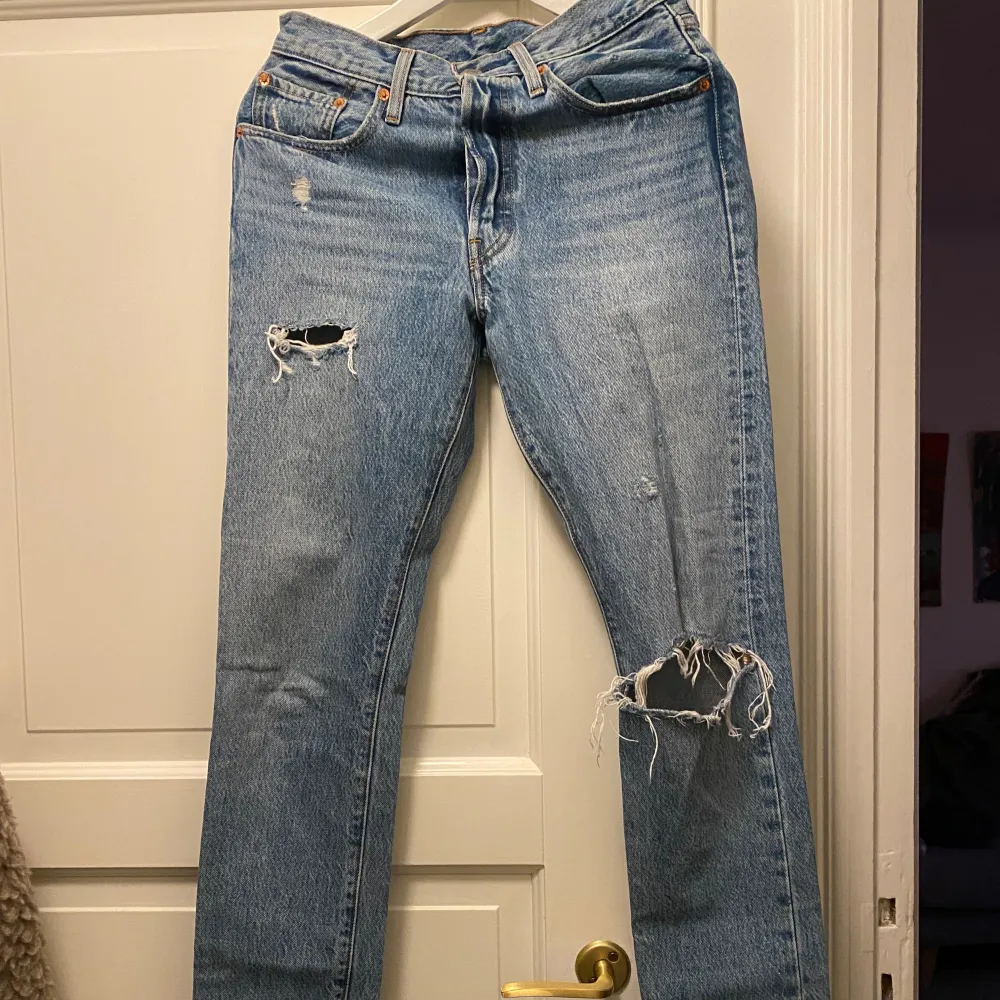 Levis 501 jeans med slitningar. Helt perfekta slitningar och färg. I väldigt bra skick!!  Tyvärr blivit för små för mig annars är det de helt perfekta jeansen!  W26 L32. Jeans & Byxor.