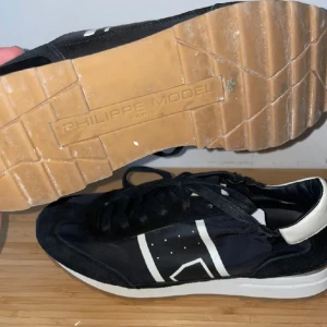 Phillipe model skor - Tja säljer dessa feta phillipe model skor till ett bra pris! Skick 8/10 skorna är äkta enligt grabben jag köpte dom av. GRATIS FRAKT!! 