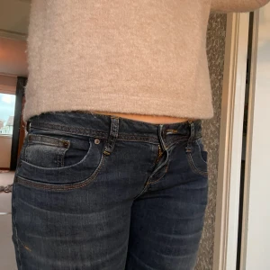 LTB jeans  - Mörkblåa LTB jeans modell Valerie. Lågmidjade och bootcut. Strl 27/34 Midjemått: 38cm Innerbenslängd:82cm 