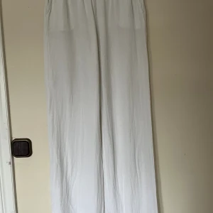 Linnebyxor  - Linen mix byxor köpta på Zalando. Kanppt använda därav inga defekter. Uppsprättade för att bli lite längre så de passar mig 172. 