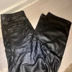 skinnbyxor  - fake skinnbyxor som är vida och midwaist