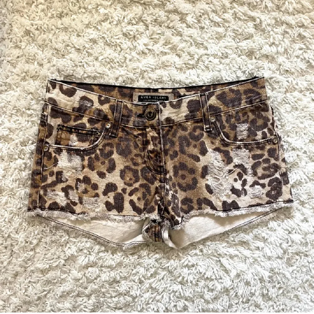 Supersnygga leopardmönstrade shorts från river island 😍😍 storlek 36 och tyvärr lite stora på mig med 32/34🩷 skriv för fler bilder . Shorts.