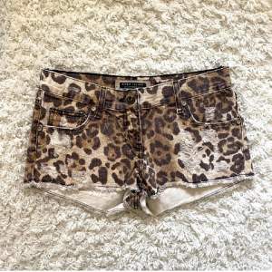 Supersnygga leopardmönstrade shorts från river island 😍😍 storlek 36 och tyvärr lite stora på mig med 32/34🩷 skriv för fler bilder 