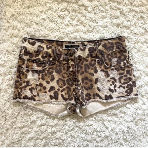 Leopard shorts  - Supersnygga leopardmönstrade shorts från river island 😍😍 storlek 36 och tyvärr lite stora på mig med 32/34🩷 skriv för fler bilder 