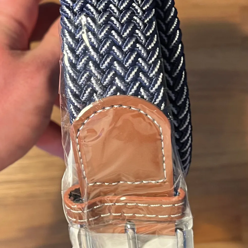 Säljer det här nya och oanvända flätade bältet. Hela bältet bortsett från metallbiten är ca 99 cm långt, men kan stretchas ut till en större storlek. Pris: 59 kr. Övrigt.