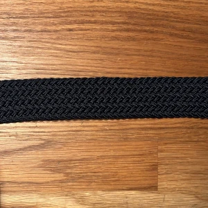 Flätat bälte  - Säljer det här nya och oanvända flätade bältet. Hela bältet bortsett från metallbiten är ca 98 cm långt, men kan stretchas ut till en större storlek. Pris: 69 kr