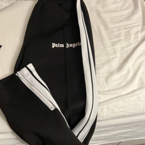 Palm Angels Byxor - Säljer dessa Palm Angels byxor då jag inte använder dom. Storlek S passar också som M Påse finns
