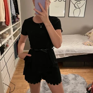 Svart jumpsuit - Jumpsuit med svart skärp i storlek 34 från New Yorker. Knappt använd!