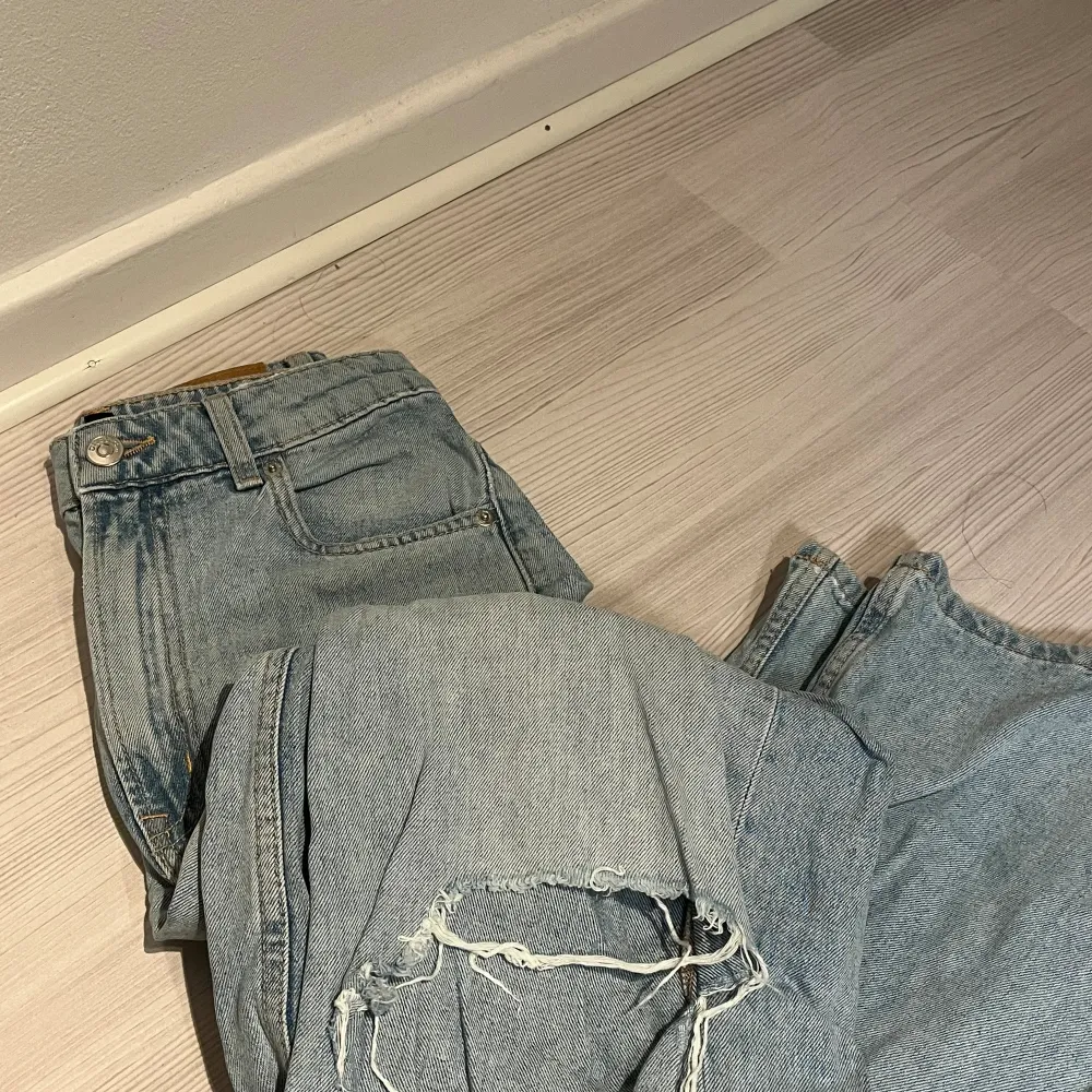 boyfriend jeans med hål. Jeans & Byxor.