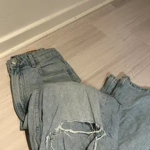 boyfriend jeans med hål