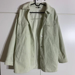Mintgrön vårjacka - En mintgrön jacka perfekt nu till våren! I storlek Xs men skulle säga att den passar Xs-M beroende på om man vill ha den oversized eller lite mindre. Använd endast 2 gånger. Pris kan diskuteras!