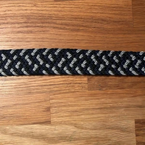 Flätat bälte  - Säljer det här nya och oanvända flätade bältet. Hela bältet bortsett från metallbiten är ca 100 cm långt, men kan stretchas ut till en större storlek. Pris: 49 kr
