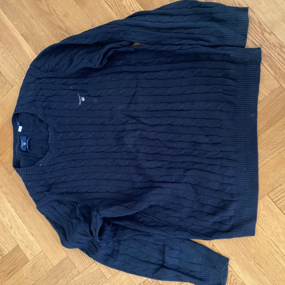 Ribbstickad mörkblå tröja från Gant. Storlek xl . Tröjor & Koftor.