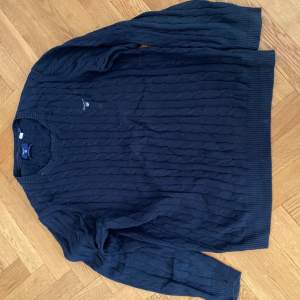 Ribbstickad mörkblå tröja från Gant. Storlek xl 