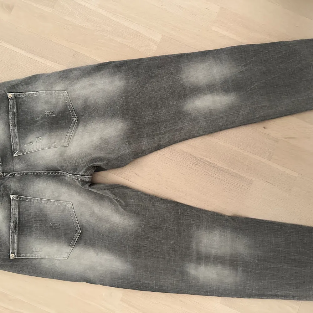 Tjena folket! Säljer helt nya, oanvända dsquared jeans, gråa. Vid fler frågor är det bara att skriva. Jeans & Byxor.