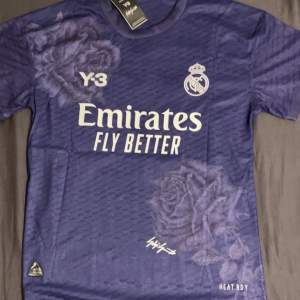 Real Madrid T-shirt nyaste som finns just nu och helt ny med paket och allting 