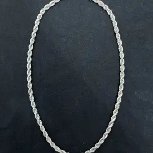 Helt nytt cordell halsband i äkta 925 silverplätering, 63-65cm lång och 7mm bredd, ger en exklusiv och lyxig känsla till ett billigt pris.  Vid frågor eller fler bilder skriv gärna privat!! 